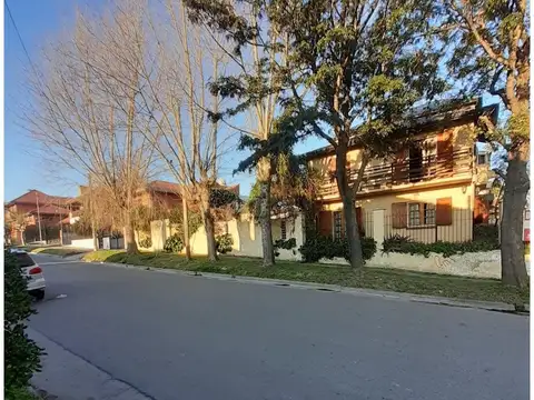 Casa 5 ambientes con 3 baños