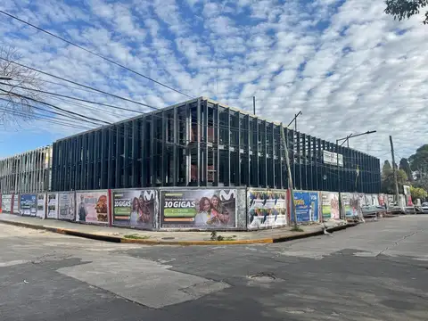 Oficina de 500 m2 en alquiler con 20 cocheras frente al hipódromo de san isidro, martínez.