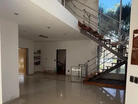 Casa en Venta con 5 cocheras