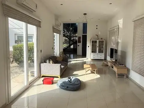 Casa 6 ambientes con 4 baños