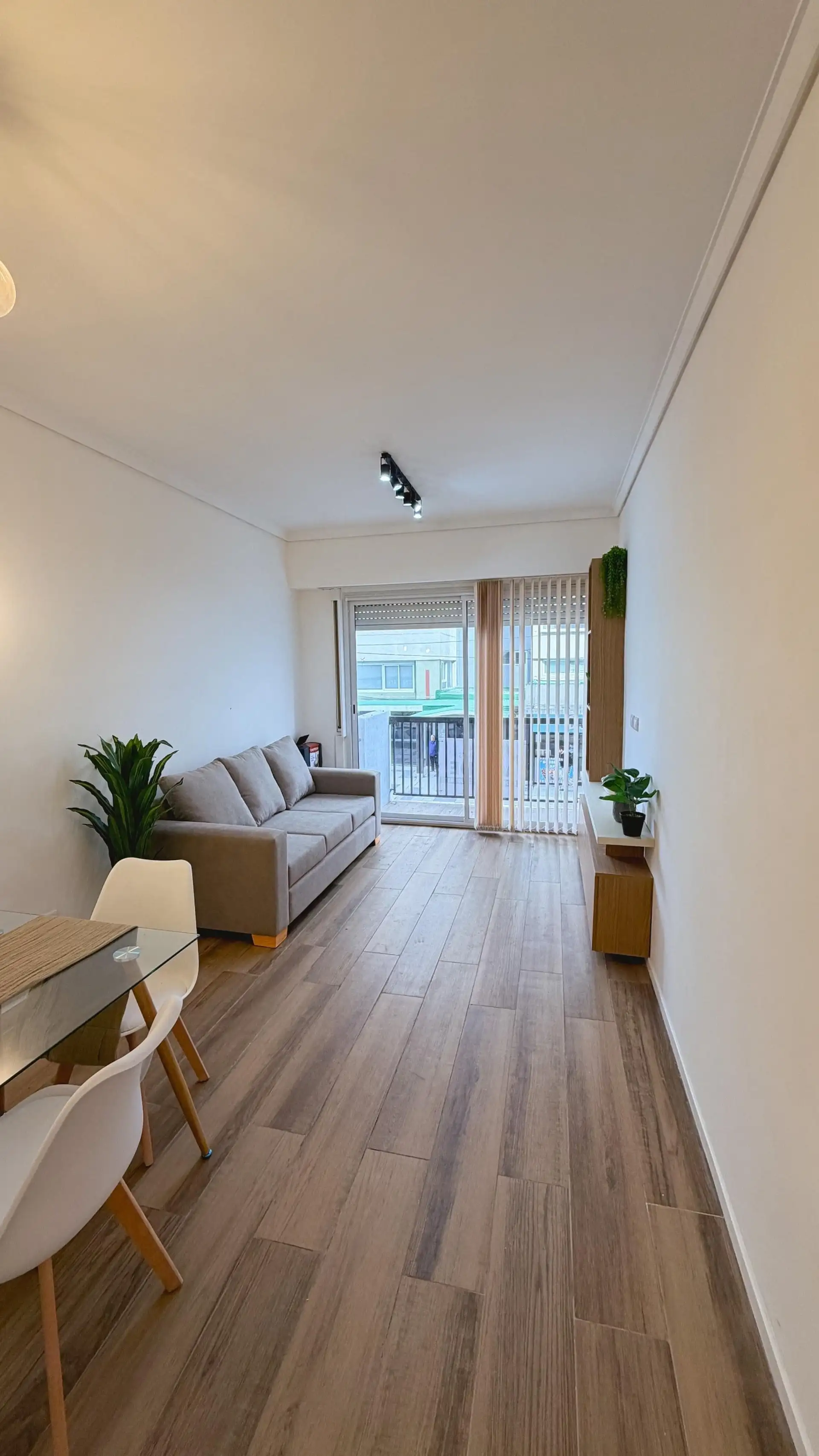Venta Departamento 2 ambientes con Dependencia y Balcón . Zona Plaza Colón