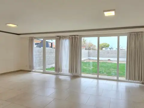 Casa en Alquiler con 1 cochera