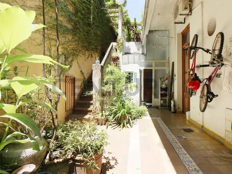 VENTA CASA SOBRE LOTE PROPIO DE CINCO AMBIENTES EN COLEGIALES