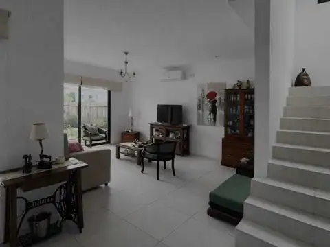 Casa Chalet  en Venta en Santa Elena, Pilar del Este, Pilar