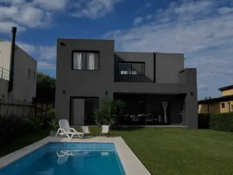 Casa Chalet  en Venta en Santa Elena, Pilar del Este, Pilar