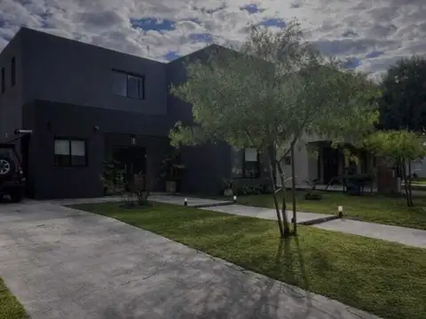 Casa en Venta con 2 cocheras