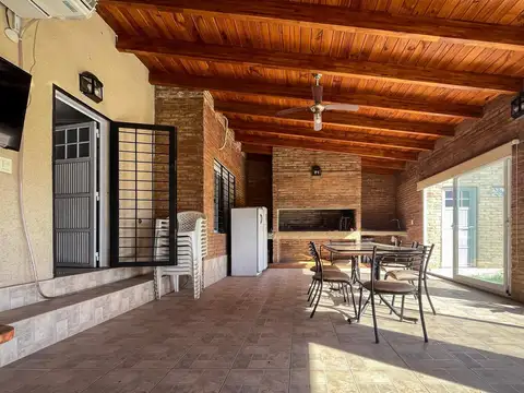 Venta Casa 2 dormitorios - Quincho y Pileta - Luis Palacios.