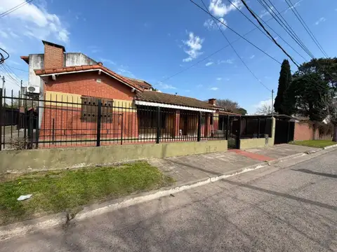 Casa multifamiliar 7 ambientes con duplex, pileta y parrilla