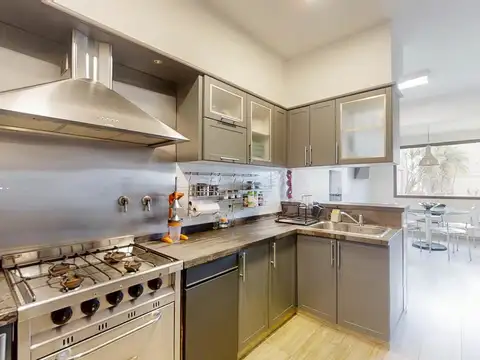 Casa en Venta con 2 cocheras