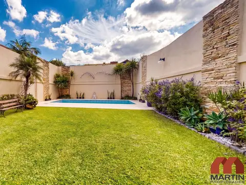 Venta Chalet Martínez - 5 Ambientes - 3 plantas - Jardín, Galeria y Pileta
