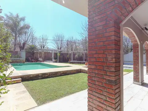Casa en Venta con 2 cocheras