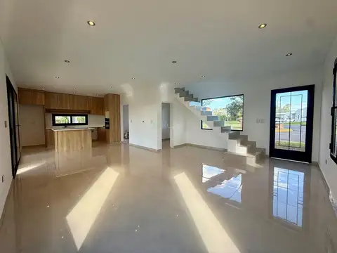 VENTA CASA 4 DORMITORIOS, BARRIO SANTA SOFIA, PILAR DEL ESTE