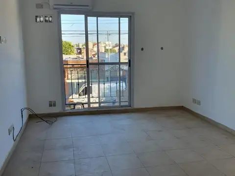 Dto. 1 amb. fte 1° piso x escalera - Luminoso - Alquilado