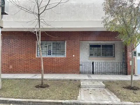 Casa 3 ambientes al frente en alquiler Carapachay