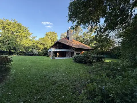 Casa en Alquiler con 2 cocheras