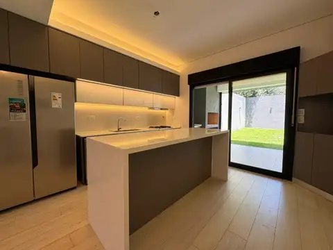 Tríplex Amplio con Jardín – Confort y Estilo en Cada Rincón