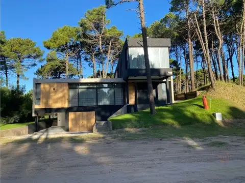 Cod 1002 – Casa de diseño minimalista en Barrio Pioneros (30)