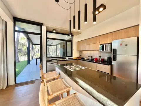 Cod 1002 – Casa de diseño minimalista en Barrio Pioneros (30)
