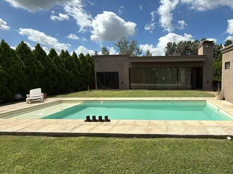 Casa en Venta con 2 cocheras