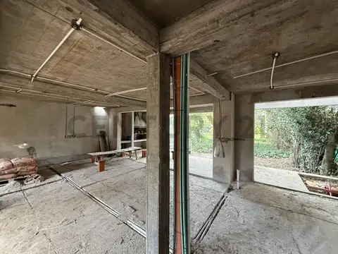 Casa de 2 Dormitorios - SUM- Pileta-Amplio espacio verde- City Bell 461 c e/ 13c y 14 C.ARBOLES