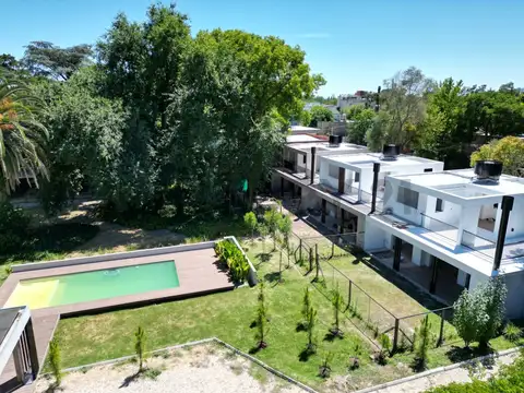 Casa de 2 Dormitorios - SUM- Pileta-Amplio espacio verde- City Bell 461 c e/ 13c y 14 C.ARBOLES