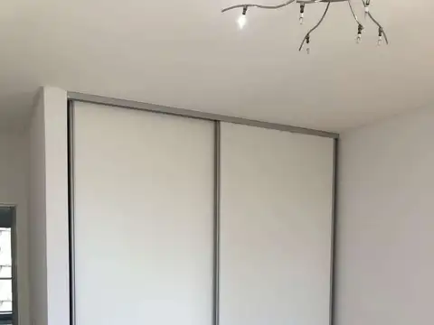 *EXCELENTE DEPTO. 2 AMB. CON BALCÓN AL FRENTE Y COCHERA CUBIERTA