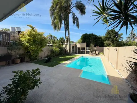 Hermosa casa de 6 ambientes con Pileta y Jardin