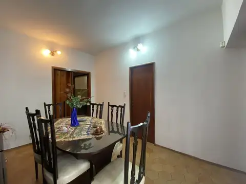 Casa 7 ambientes con 2 baños