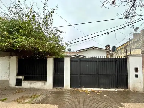 VENTA - CASA 2 DORMITORIOS CON COCHERA Y JARDIN - LA TABLADA