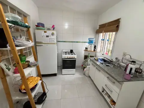 VENTA - CASA 2 DORMITORIOS CON COCHERA Y JARDIN - LA TABLADA