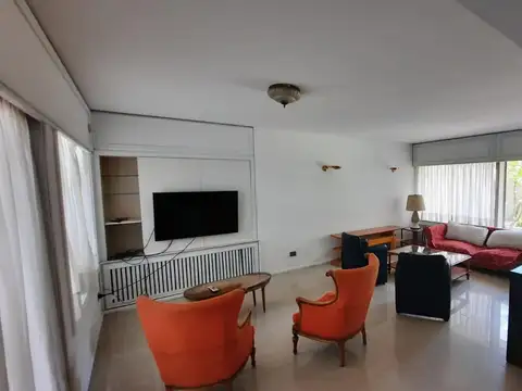 Casa en Alquiler con 2 cocheras