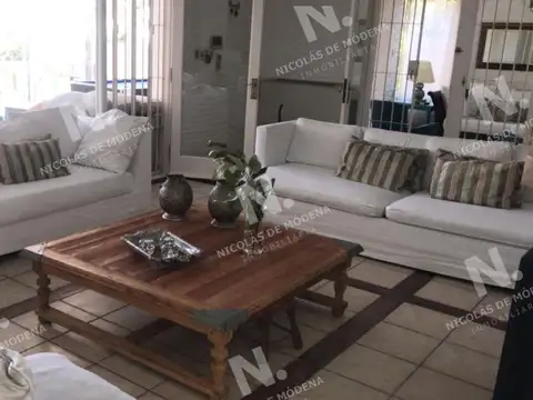 Casa 8 ambientes con 5 baños