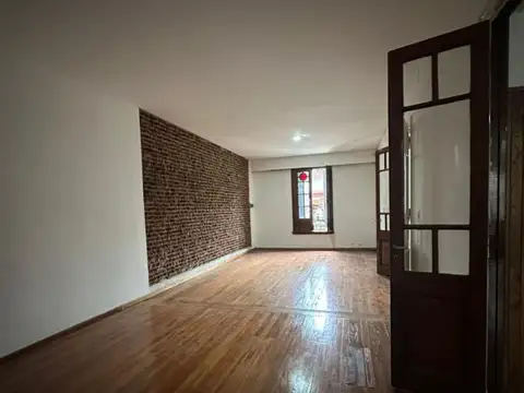 ALQUILER DE CASA EN HAEDO CON COCHERA Y FONDO CON QUINCHO