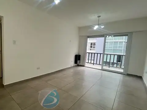 ALQUILER 24 MESES – 3 AMBIENTES A LA CALLE CON BALCÓN   COCHERA FIJA