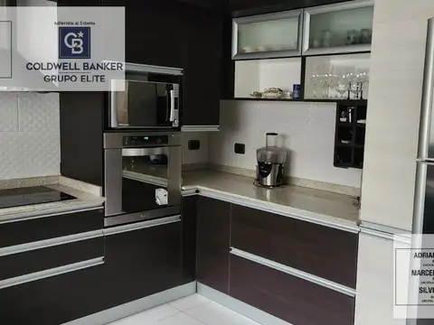 Casa 10 ambientes con 4 baños