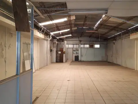 LOCAL  8,66 X 45 .EXCELENTE LOCAL COMERCIAL 700 m2 SIN COLUM