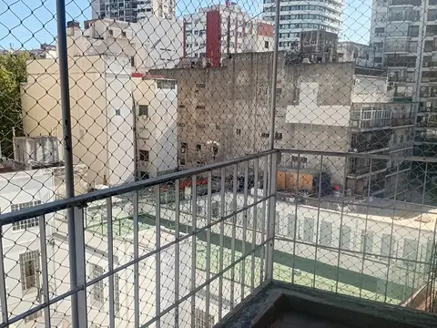 Semipiso 3 ambientes con dependencia. Balcón al contrafrente. Muy luminoso. Para reciclar.