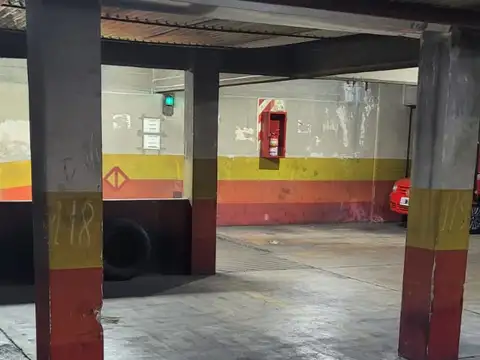COCHERA FIJA CUBIERTA (entre 2 columnas) - Portón automático -