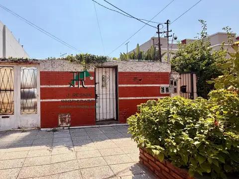 CASA 4 DORMITORIOS COCINA COMEDOR PARQUE MUY BUENA