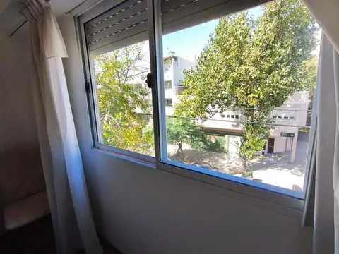 2 ambientes amplios.Frente.Balcón.Bajas expensas.x escalera