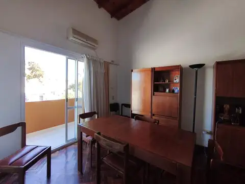 2 ambientes amplios.Frente.Balcón.Bajas expensas.x escalera