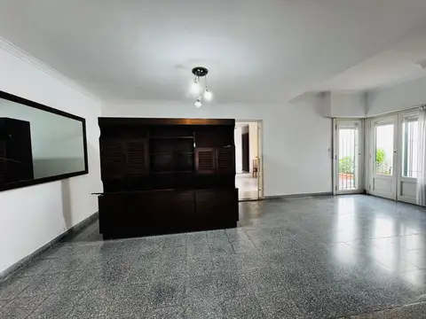 Casa en Garay 2700 de cuatro ambientes con garage y quincho