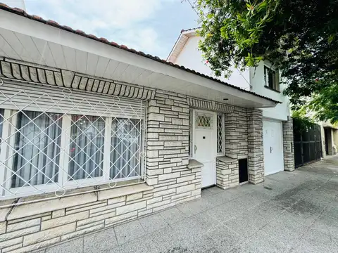 Casa en Garay 2700 de cuatro ambientes con garage y quincho 