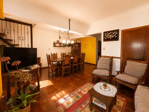 Casa 8 ambientes con 2 baños