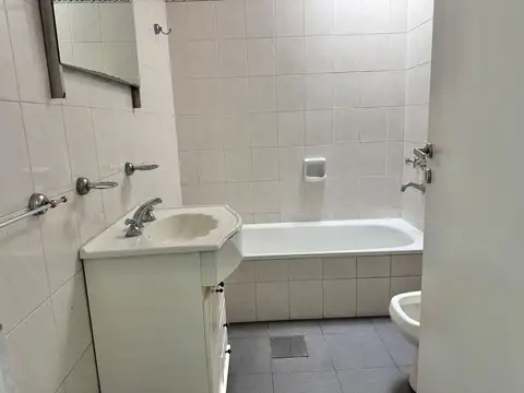 VENTA OFICINA O CONSULTORIOS 5 AMBIENTES MARTÍNEZ
