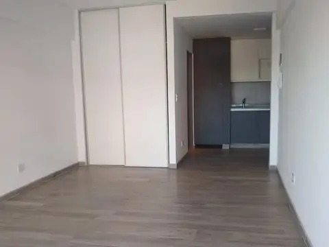 LUMINOSO MONOAMBIENTE AL FRENTE CON BALCÓN !