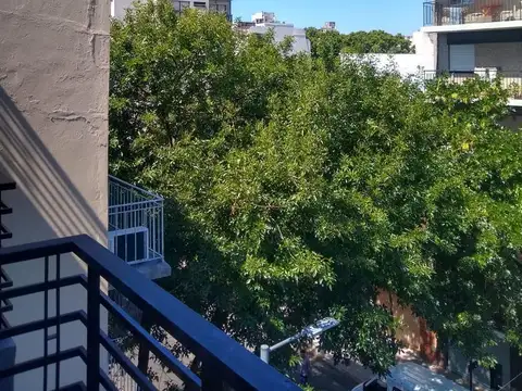 LUMINOSO MONOAMBIENTE AL FRENTE CON BALCÓN !