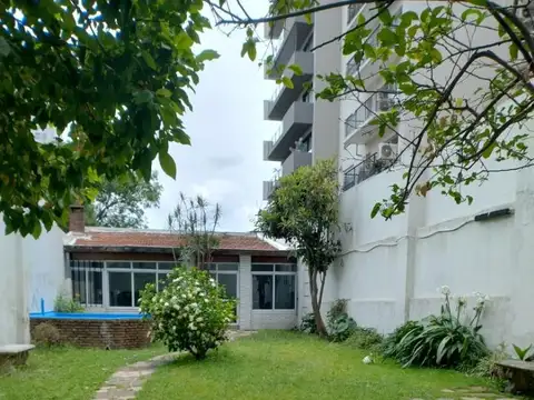 VENTA 4 Ambientes con Jardín, Quincho y Cochera en Flores