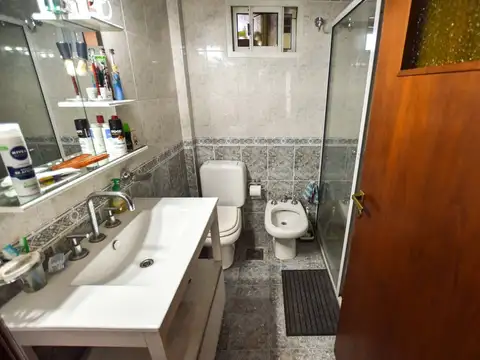 VENTA CASA 4 DORMITORIOS COCHERA Y LOCAL COMERCIAL