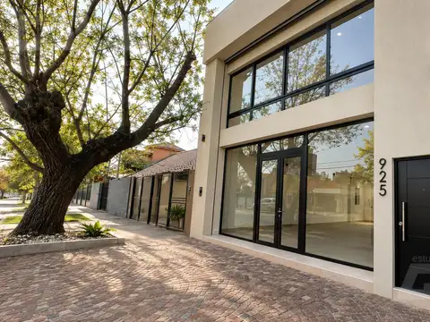 LOCAL COMERCIAL A ESTRENAR | 242 m² CUBIERTOS   80 m² DE PATIO | CENTRO DE ITUZAINGÓ NORTE